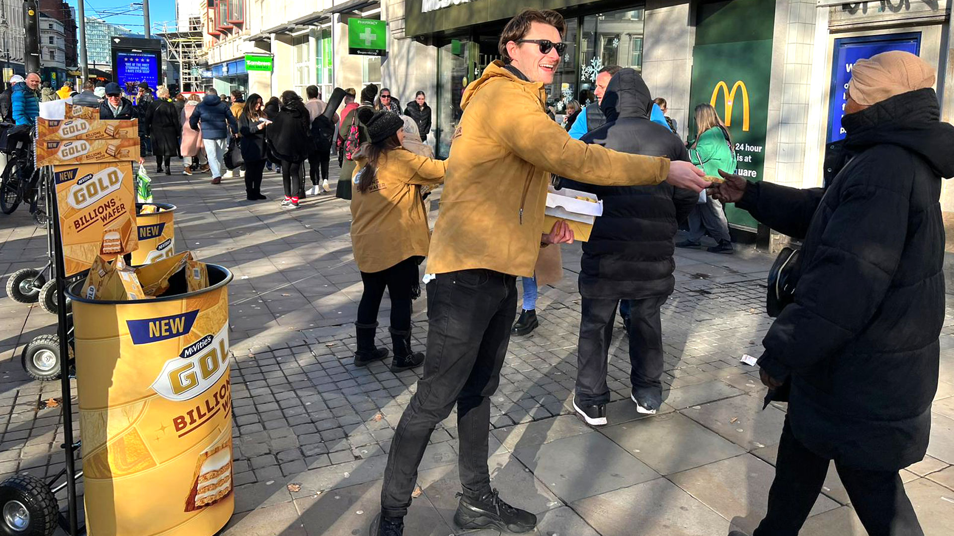 Hand to hand high street sampling
